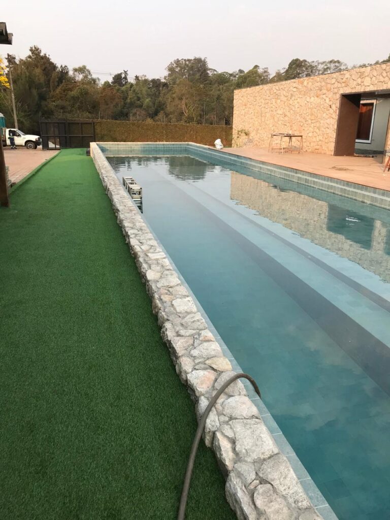 gramado artificial piscina